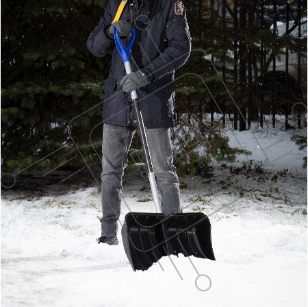 Лопата для уборки снега пластиковая, 540х375х1520 мм, стальной черенок,стальная планка// Palisad