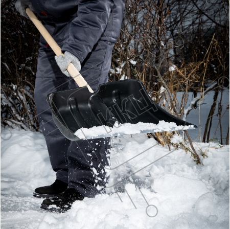 Лопата для уборки снега пластиковая, 380х385х1420 мм, деревянный черенок// Россия