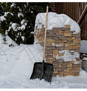 Лопата СИБРТЕХ снеговая,400x420 мм,с черенком,пластмассовая,металлическая окантовка//Р 61580