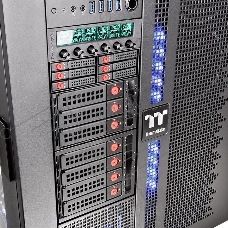 Сменный бокс для HDD/SSD Thermaltake Max 3504 SATA I/II/III/SAS металл черный hotswap 4